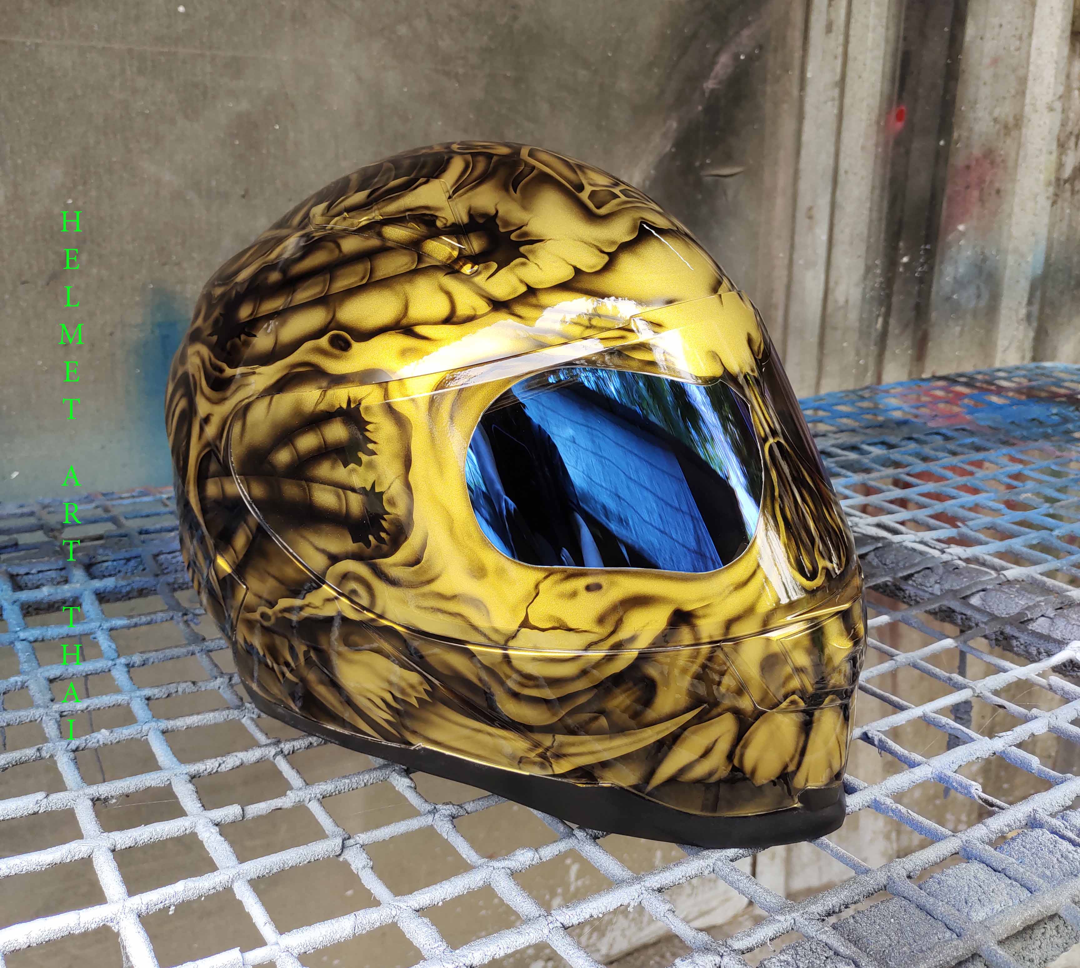 Gold Custom Airbrush Motorradhelm ✨🏺