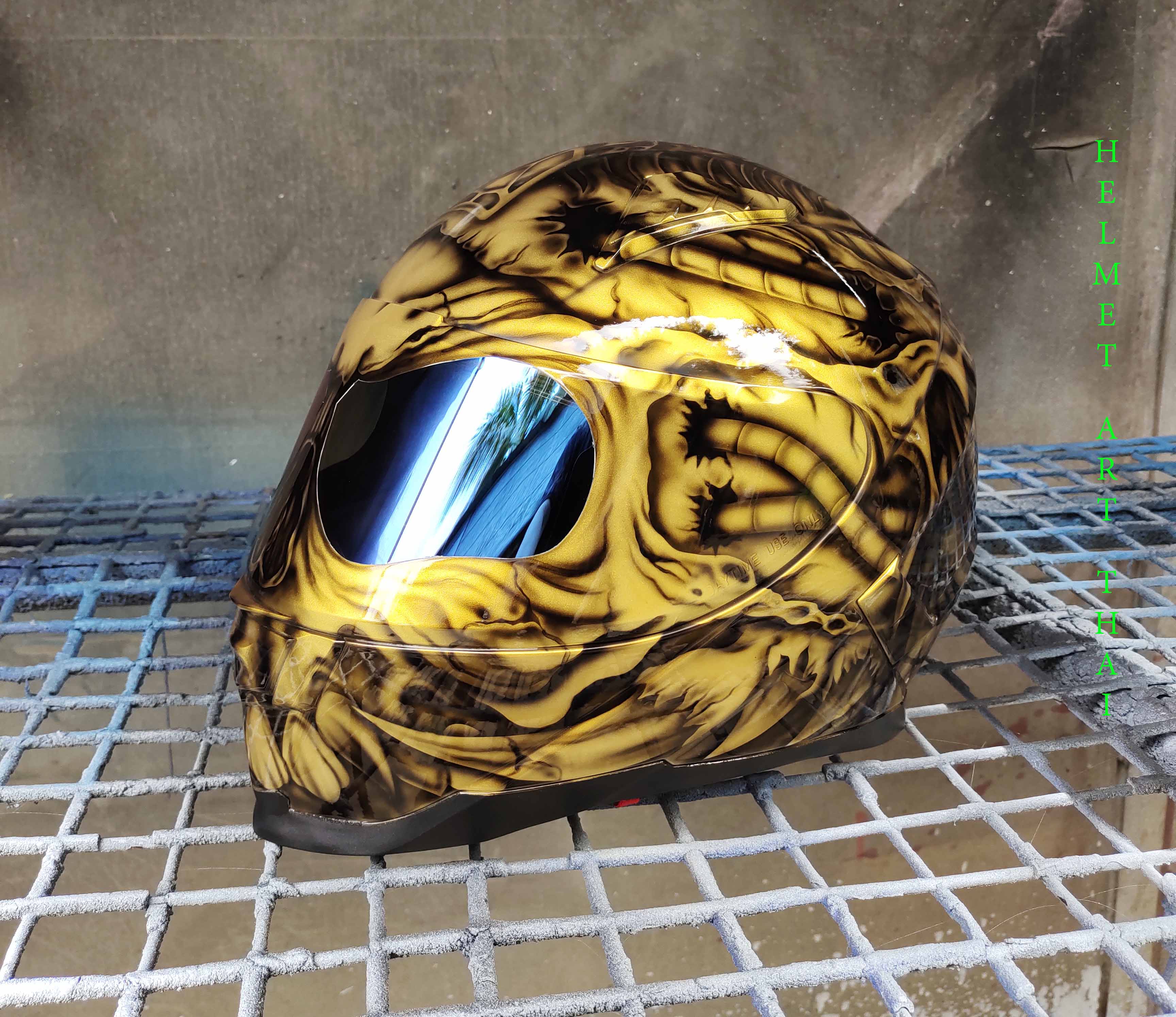 Gold Custom Airbrush Motorradhelm ✨🏺