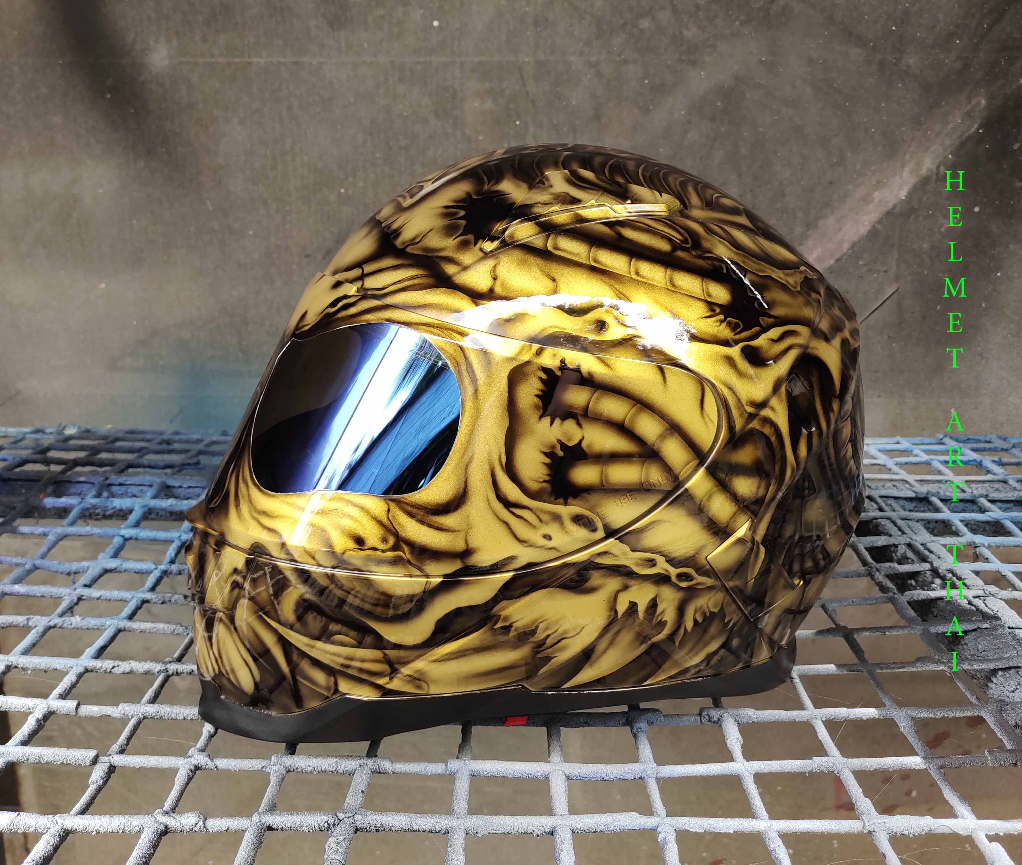 Gold Custom Airbrush Motorradhelm ✨🏺