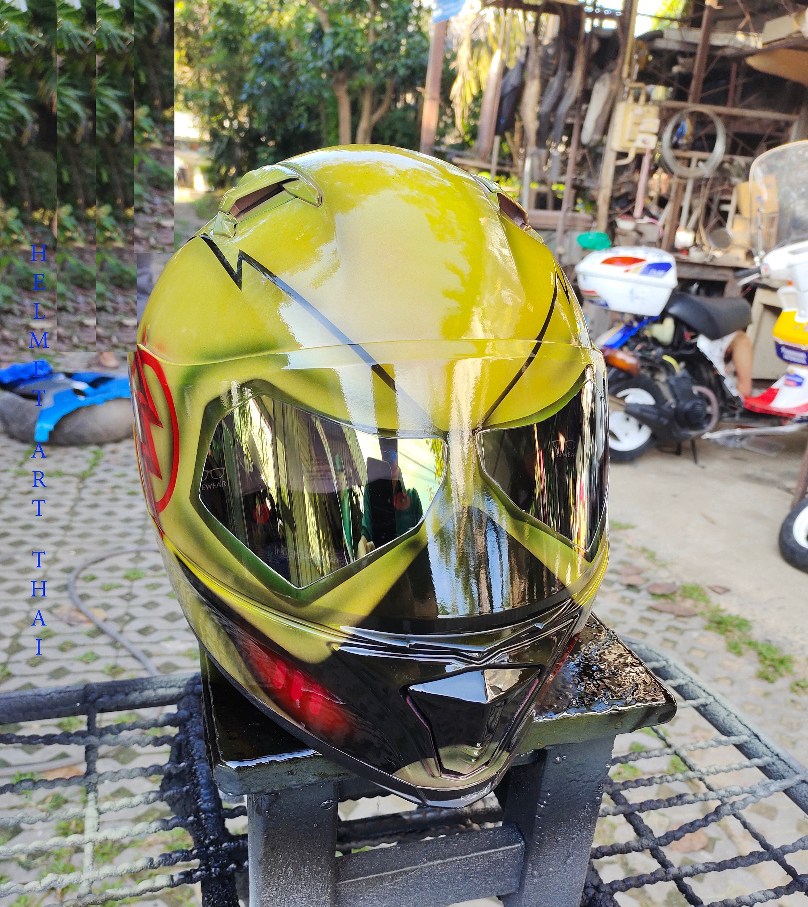 THE FLASH HELMET