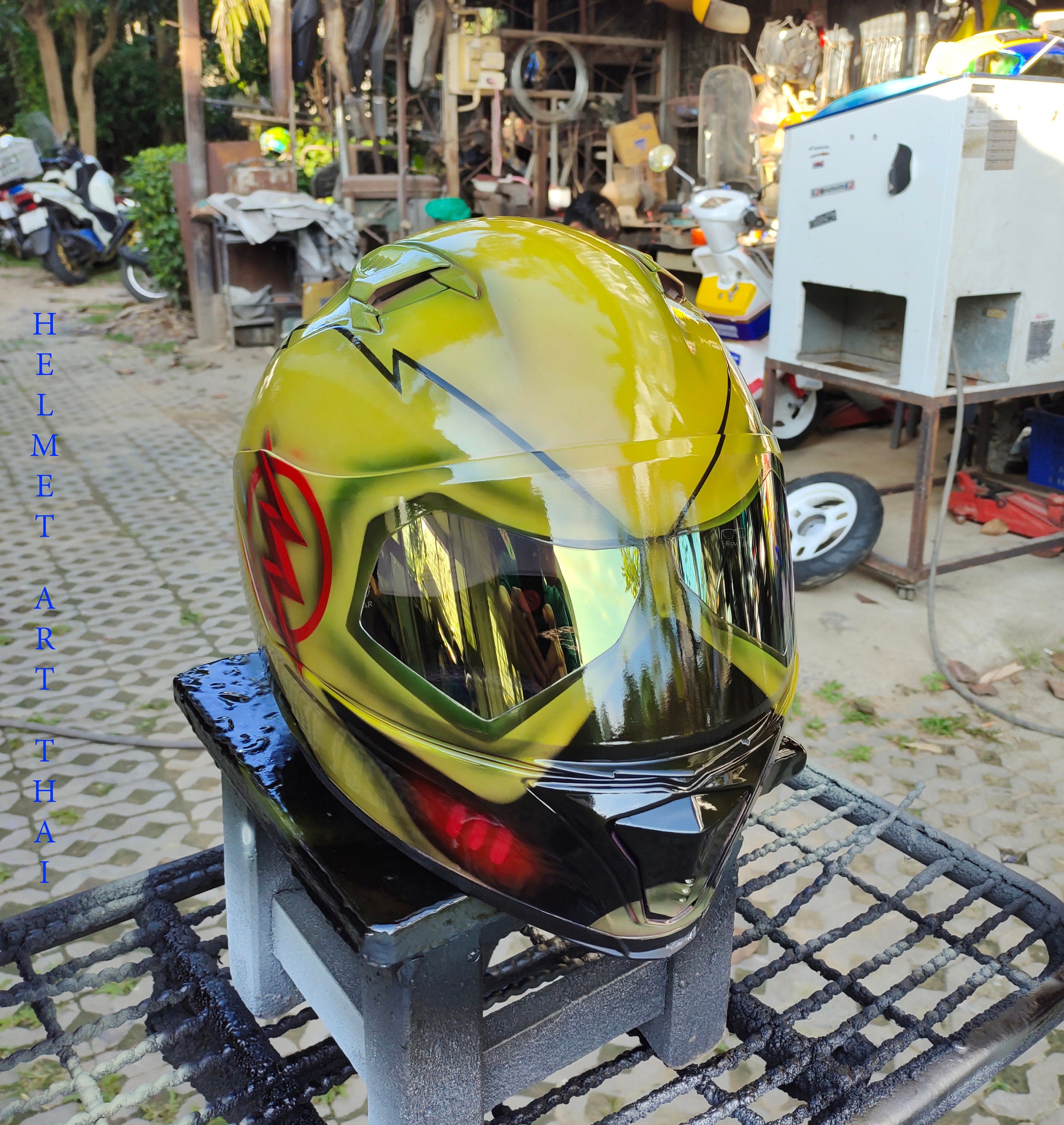 THE FLASH HELMET