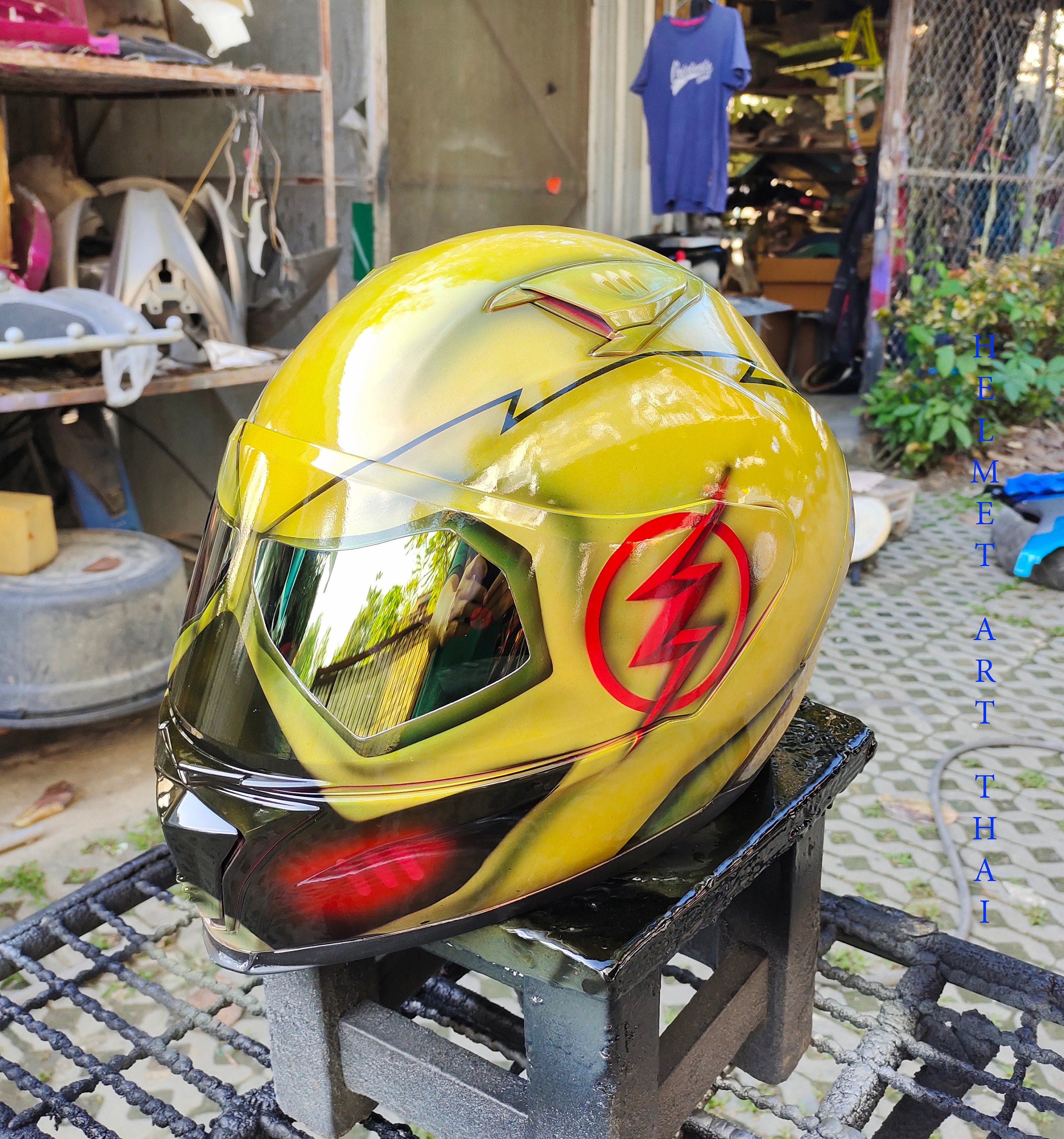 THE FLASH HELMET
